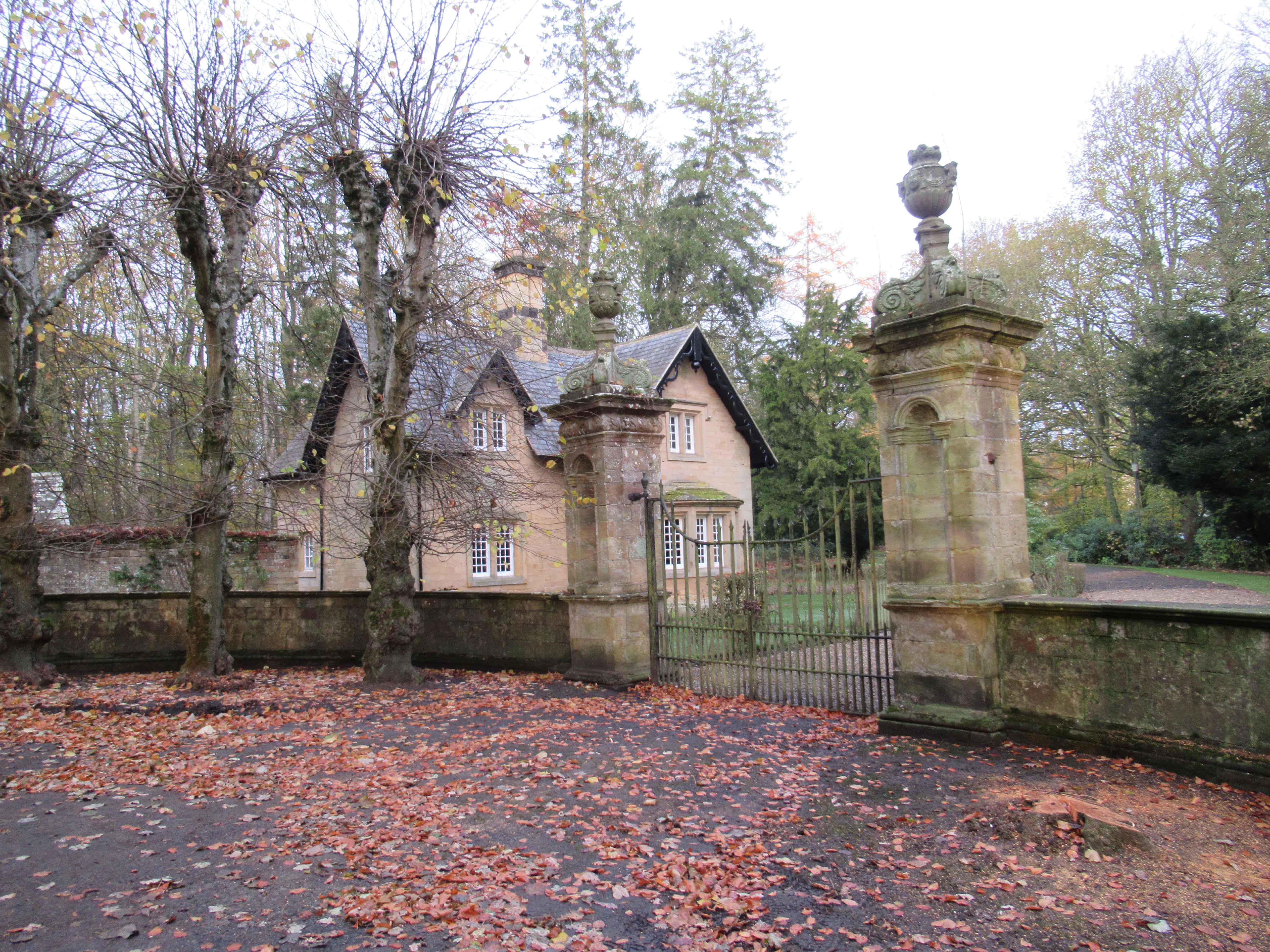 West Lodge et portail en pierre à l’entrée du domaine de Matfen Hall en automne